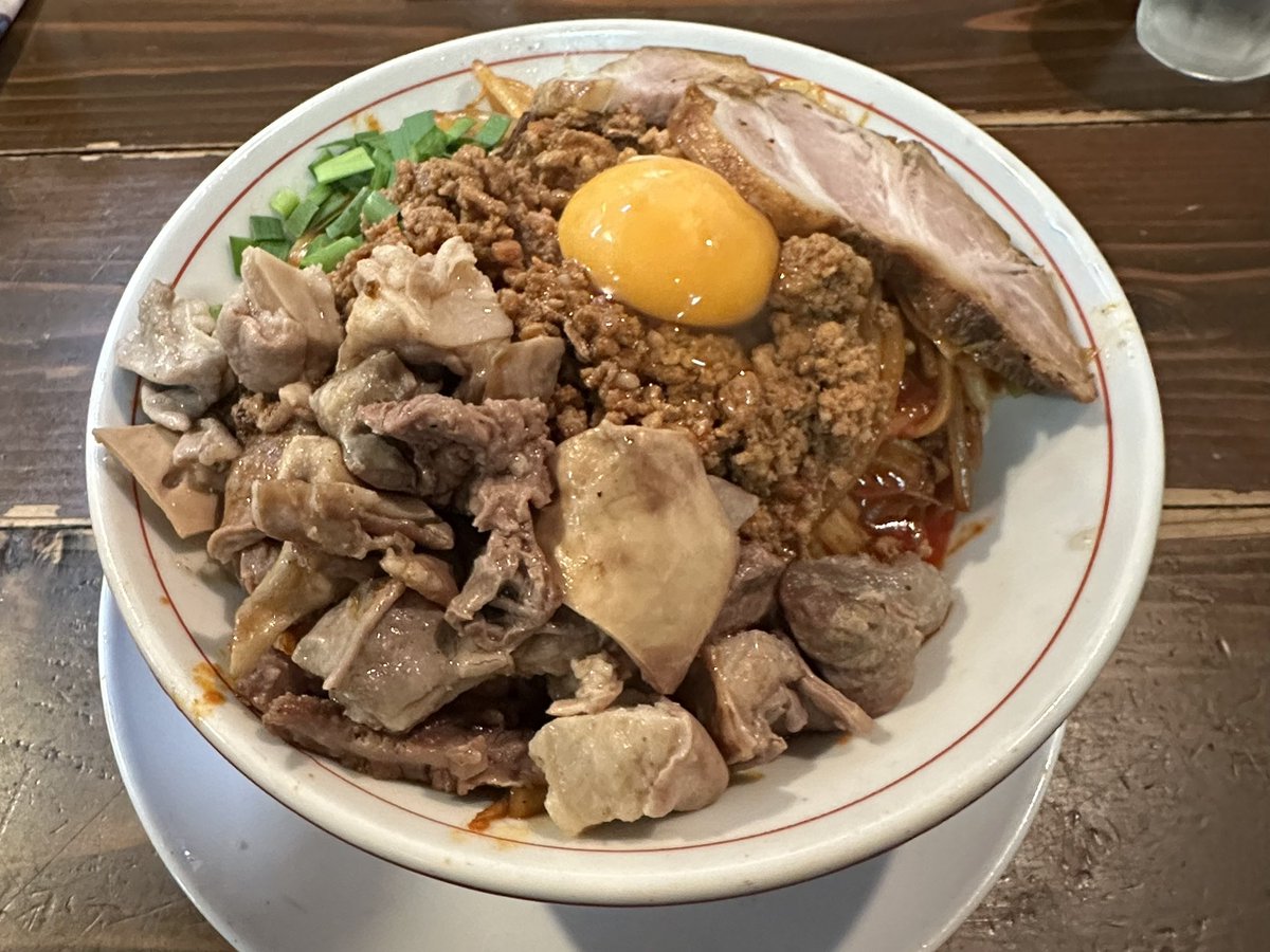 alyssum's tweet photo. 今日の達磨食堂。
超レアな「幻の満州豚+LYB豚　セレ豚(ぶた)ラーメン(写真右)と、定番の台湾焼きラーメン(ホル増し)。
大将��取材記事読んだら「定番も旨い」のは絶対なのは、客が知ってるよ！って食べたくなったよね😆今日も美味しかった！ごちそうさまでした！！
#達磨食堂 https://t.co/jTcoDqxUeZ