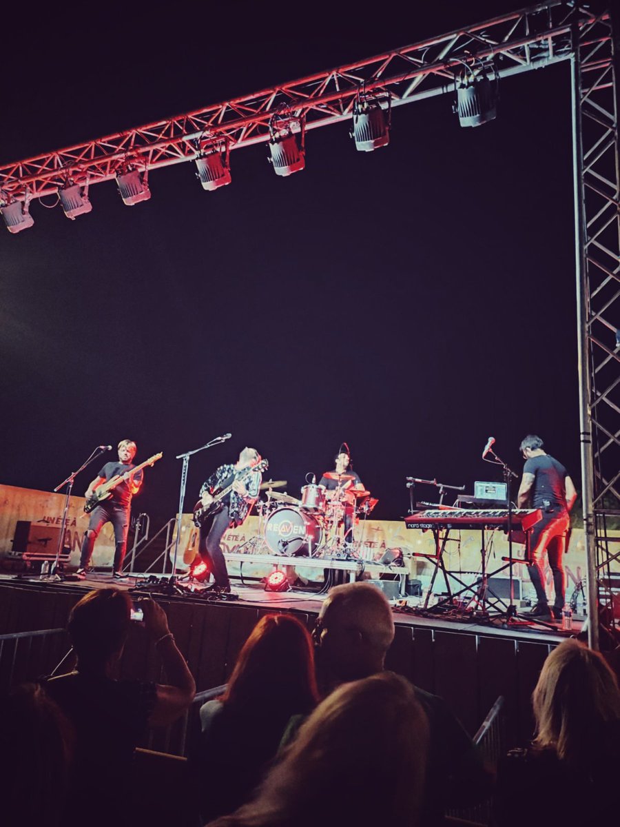 🇫🇷🔥ROYAN ON FIRE🔥🇫🇷
Quel magnifique moment suspendu avec vous hier à Royan !! 
Pas de plus belle manière de terminer cette série de 5 shows en 6 jours !!🫶

✨MERCI MERCI MERCIIII✨

❤️Hâte de revenir !!❤️

#royan #france #concert #reaven #reavenmusic #rock #reavolution