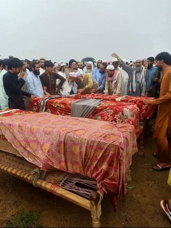 اس صاحب کا تعلق باجوڑ کے تحصیل ماموند ایراب سے ہے،  دوسری تصویر میں نظر آنے والے ان کے دو بچے اور بیوی ہے جو کل گھر پر گولہ گرنے سے شہید ہوئے ہیں۔
آج ان کا جنازہ تھا، بیوی کے سرہانے کھڑے اس بزرگ نے بتایا کہ میری بیوی پہلے سے سخت بیمار تھی، میں انہیں علاج کے لیے پشاور لے جا رہا