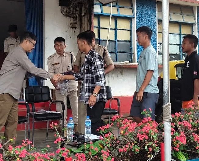 Hillsnaga's tweet image. Mon Police Launches New Taxi Identification System to Boost Public Safety

#Nagaland #MonPolice #TaxiSafety #PublicSafetyFirst #SecureMonTravel

instagram.com/p/DNSYdoZvyeF/…