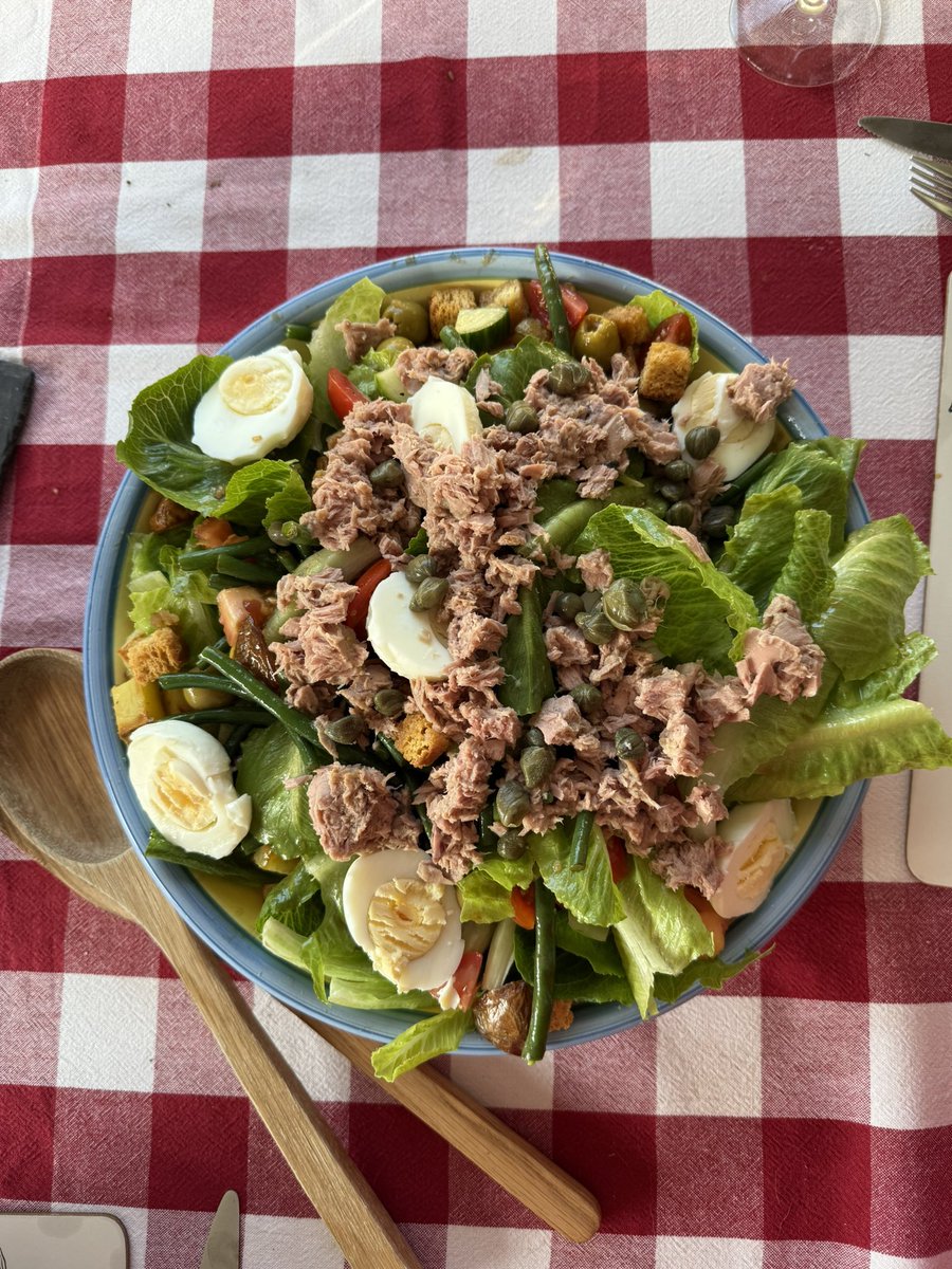 jo_thomas01's tweet image. It was salad nicoise for dinner last night. The last minute addition of a sprinkling of capers made all the difference! Zingy, tart and tasty. #inmykitchen