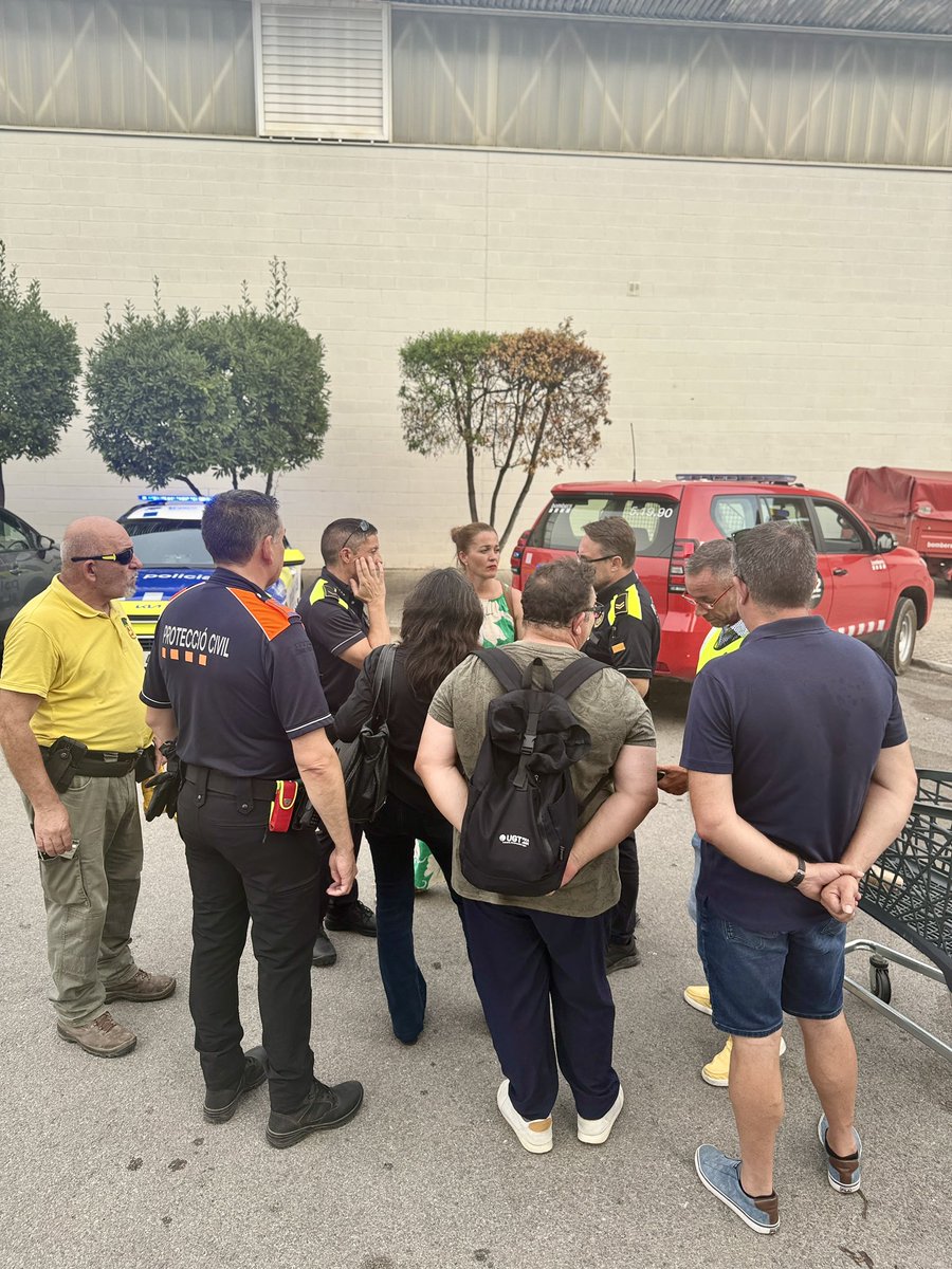 AVPC_SPR's tweet photo. Ahir vam participar en la recerca d’un veí d Roquetes. Dispositiu ampli amb Bombers, PL, Mossos, A Rurals, ADF, PC i SEM.
Malauradament, de matinada el vam localitzar sense vida. Amb el màxim respecte els fem arribar el nostre condol més sentit.
Restem al vostre costat. #Roquetes https://t.co/EapT6qPXIu