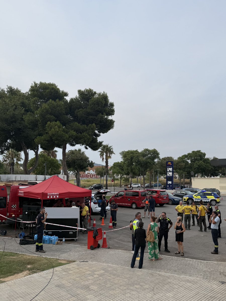 AVPC_SPR's tweet photo. Ahir vam participar en la recerca d’un veí d Roquetes. Dispositiu ampli amb Bombers, PL, Mossos, A Rurals, ADF, PC i SEM.
Malauradament, de matinada el vam localitzar sense vida. Amb el màxim respecte els fem arribar el nostre condol més sentit.
Restem al vostre costat. #Roquetes https://t.co/EapT6qPXIu