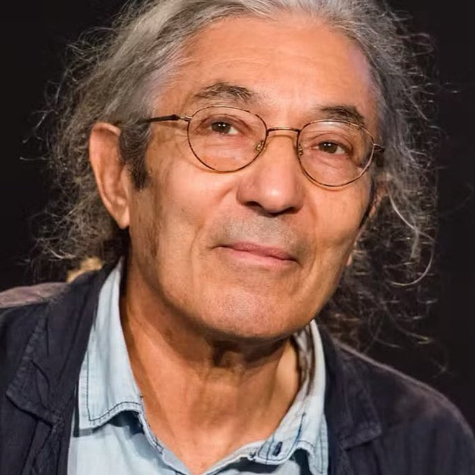 rehoov's tweet photo. Il faut avoir lu Boualem Sansal pour comprendre le "danger" que représente ce grand intellectuel, cet immense auteur, pour la dictature algérienne. Il va bien au delà d'un Gandhi ou d'un Nelson Mandela, qui ont été adulés essentiellement pour avoir lutté contre la "colonisation" occidentale. Boualem dénonce l'islamisme, les conquètes musulmanes, la tyrannie sous-jacente de la secte islamiste, la corruption totale des pays pseudo-libérés du colonialisme, la répression des opposants, l'insalubrité des prisons, le non respect des droits de l'homme, l'exploitation des femmes, la torture des animaux, leur incapacité de construire une économie viable depuis qu'ils sont "indépendants", le délabrement des infrastructures, la sous éducation des masses... j'en passe et des pires. 
La lâcheté du gouvernement français face à la dictature algérienne restera une tâche aussi indélébile que sa reconnaissance d'une entité terroriste appelée "palestine" pour récompenser le Hamas d'avoir commis le pire pogrom de l'histoire des Juifs depuis la Shoah.