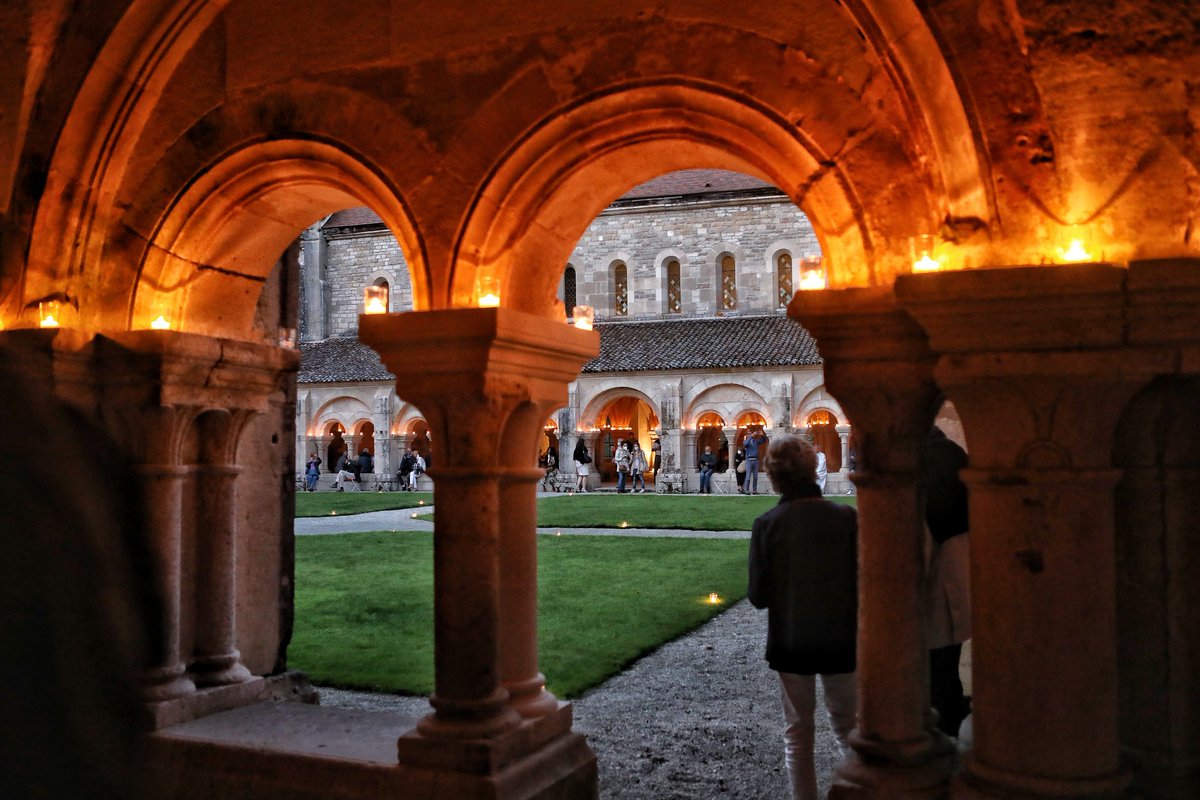 🟢 𝗝-𝟮 • 𝗡𝗢𝗖𝗧𝗨𝗥𝗡𝗘 𝗔̀ 𝗙𝗢𝗡𝗧𝗘𝗡𝗔𝗬 🌙 | Dans deux jours, l’abbaye brillera de plus de 1200 bougies.✨

L’ensemble Les Ambrosiniens fera résonner le chant grégorien au sein de l'abbaye de #Fontenay.🎶

📅 Vendredi 15 août 2025 de 21h à 23h
🎟 bit.ly/BilletterieEve…