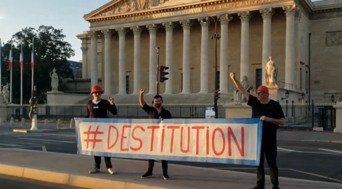 J’aurais aussi besoin de quelques gendarmes qui me suivent en permanence… ⤵️

C’est pour tenir un bout de tissu très joli devant un beau monument pendant une sortie de vacances - ambiance festive assurée, vin rouge et saucisson offert après la petite chanson des Partisans 🎵