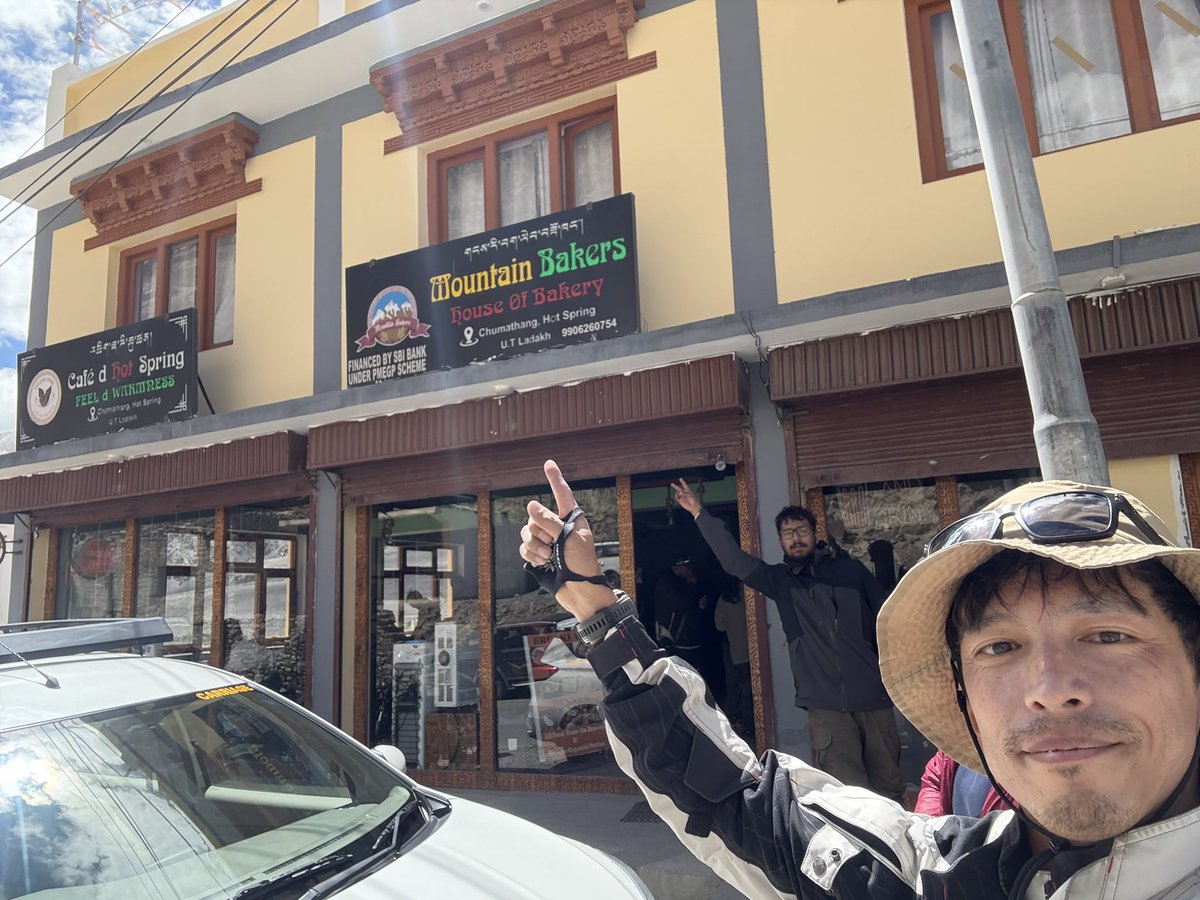 shinyomag's tweet image. 100kmポイント、カフェタイム！10:30頃

Mountain Bakers！

え？普通に美味しい！レモンサイダーうまい！塩強め
レモンクリーム入りパイもうまいじゃないか！！

#ヒマラヤアドベンチャー