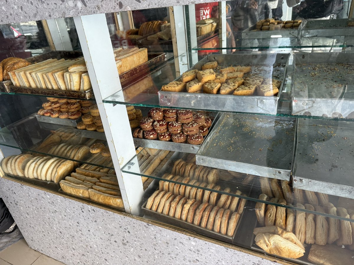 shinyomag's tweet image. 100kmポイント、カフェタイム！10:30頃

Mountain Bakers！

え？普通に美味しい！レモンサイダーうまい！塩強め
レモンクリーム入りパイもうまいじゃないか！！

#ヒマラヤアドベンチャー