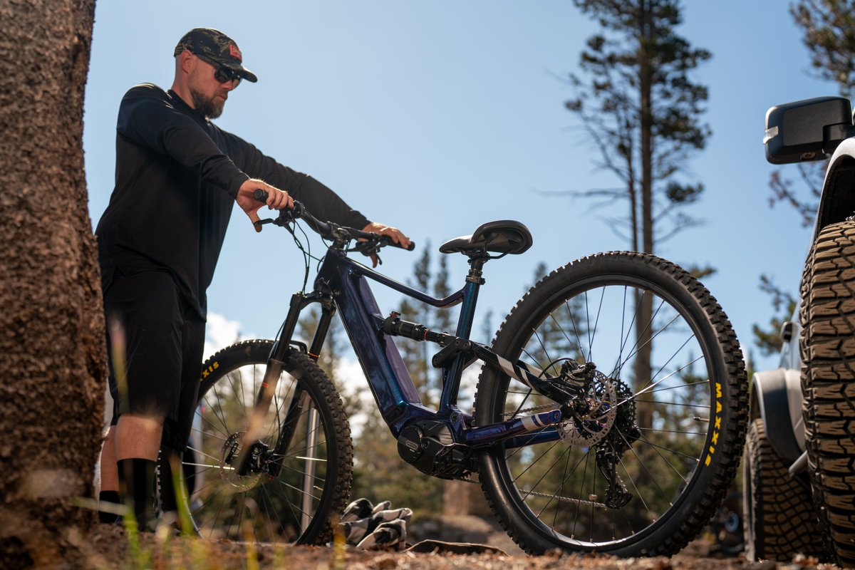 For #LeftHandersDay, let’s talk about the bike brake!
Front brakes deliver stronger stopping power, while rear brakes aid stability. Regional customs vary, and there's no universal "best". 
Which setup does your region use? Have you customized yours? Share your experiences below!