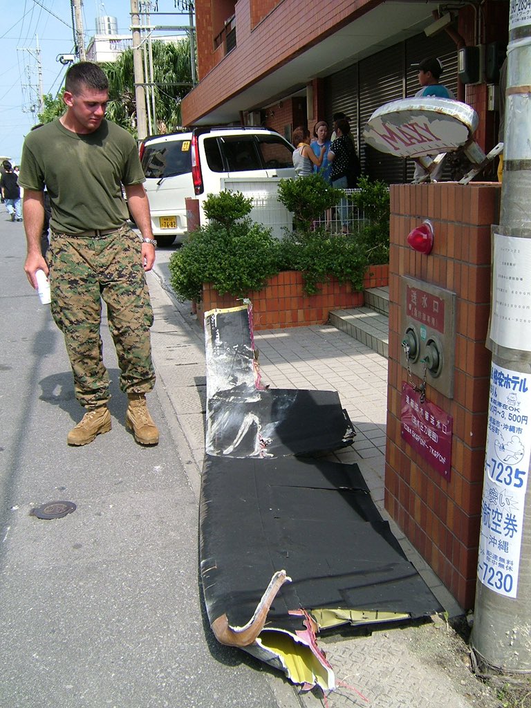 あれから21年。
反基地派は普天間の移設を遅らせ
結果爆音訴訟で金をせしめ
議員としての地位も手に入れ
人命が失われる事故を暗に期待し
事故が起きたら、そら見たことかと
拳を振り上げ、普天間のみならず　
沖縄から全ての米軍基地を撤去する為の
島ぐるみ闘争を企てていると私は
予想しています。