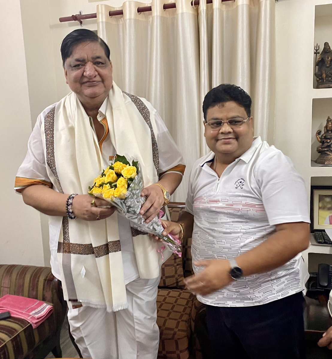 drsdayal's tweet photo. आदरणीय श्री नरेश भैया जी को indian constitution club के माननीय मेम्बर पद पर निर्वाचित होने की बहुत बहुत बधाई । व समस्त चिकित्सकों की ओर से हार्दिक शुभकामनाये 🙏🏻💐💐 डॉ o सौरभ दयाल ✨ https://t.co/Omse2MKPXU