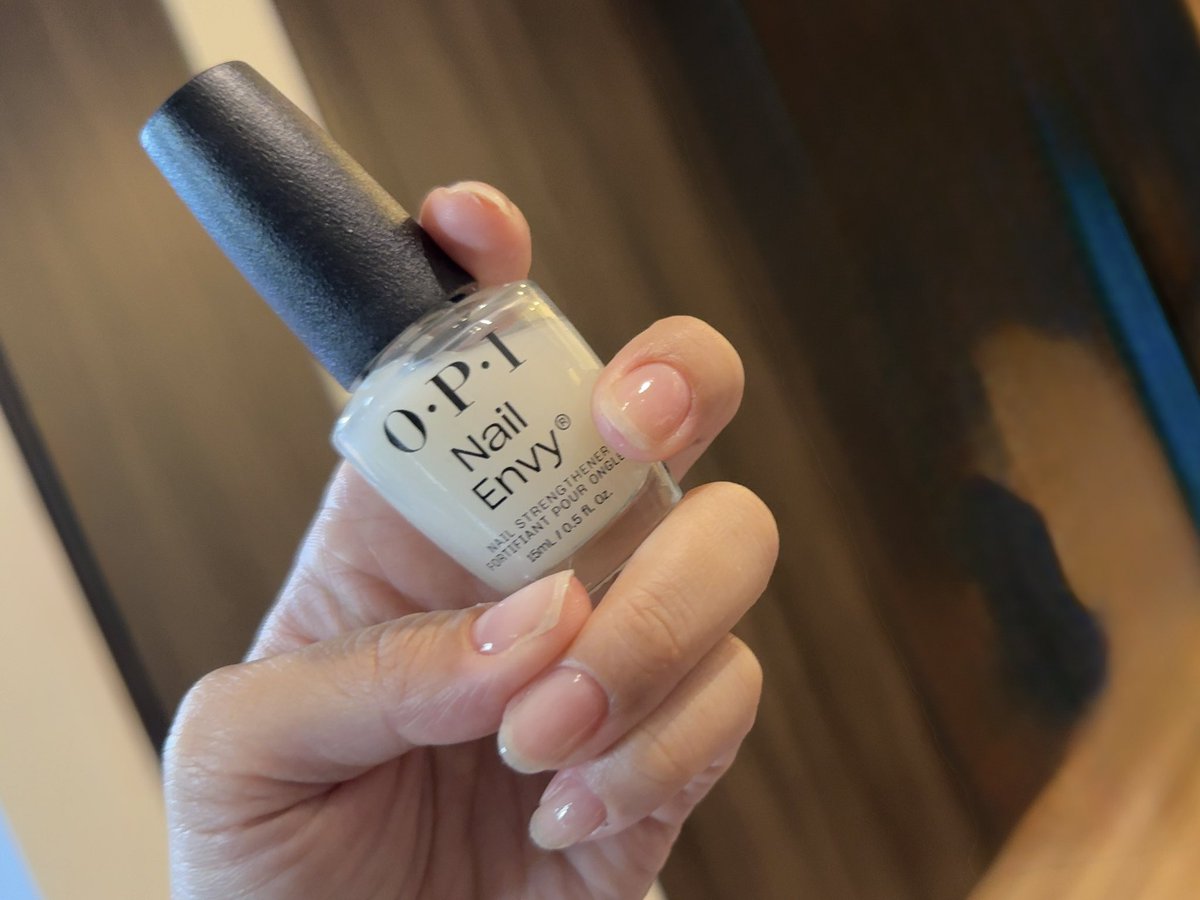 OPI（オーピーアイ）のネイルエンビー💅🏻🤍
元々爪が欠けやすいのと、ジェルネイルが急に肌に合わなくなってしまって😭ポリッシュに変更。
補強用&amp;仕事用でナチュラルクリアを購入。ネイルにしてはちょっとお高めだったのだけど、思った以上にとても良かったので色違いも買っちゃった🎀