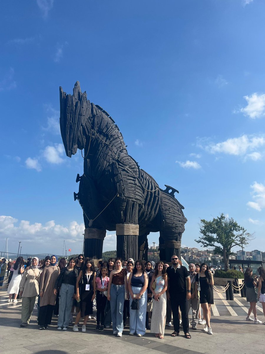 GSB_Erganigm's tweet photo. 🇹🇷 Bir Destandır Çanakkale – 3. Gün
Gençlerimiz, Truva Atı ve Aynalı Çarşı gezisiyle Çanakkale yolculuğuna renk kattı.
#BirDestandırÇanakkale #GSBGençlik #ErganiGençlikMerkezi https://t.co/Zc34zqdBfK