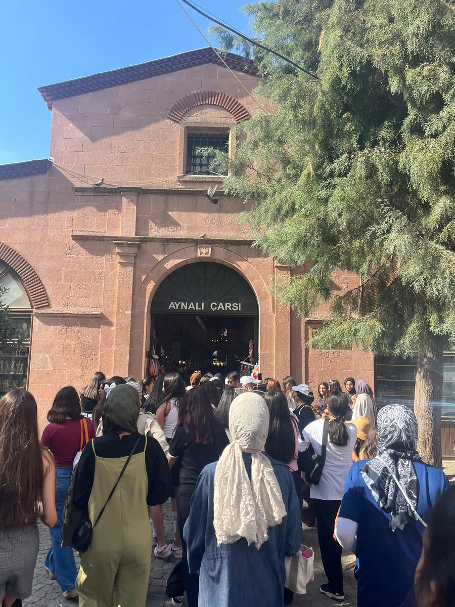 GSB_Erganigm's tweet photo. 🇹🇷 Bir Destandır Çanakkale – 3. Gün
Gençlerimiz, Truva Atı ve Aynalı Çarşı gezisiyle Çanakkale yolculuğuna renk kattı.
#BirDestandırÇanakkale #GSBGençlik #ErganiGençlikMerkezi https://t.co/Zc34zqdBfK
