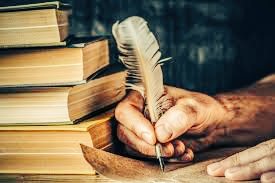 Tuyos son los versos
ellos salen tus  besos
cuando  tus labios
se juntan con los míos
el papel deja de ser un terreno baldío
salen letras hermosas
que decoran pergaminos,
los pensamientos se vuelven
suspiros susurrantes de amor
Entonces los versos son tuyos aunque los escriba yo.