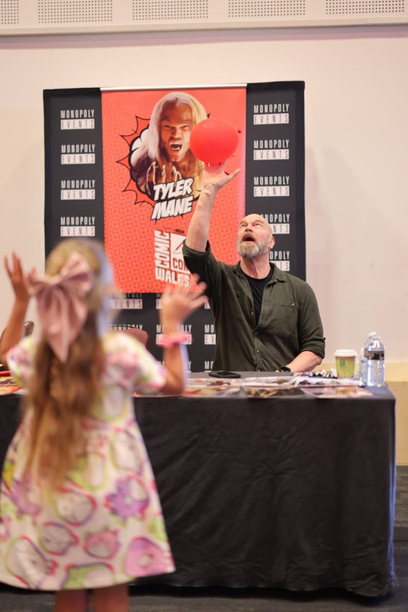 A moment of laughter and balloon fun with Tyler Mane and a little fan — too cute! 🎈

📷: Sam Murphy