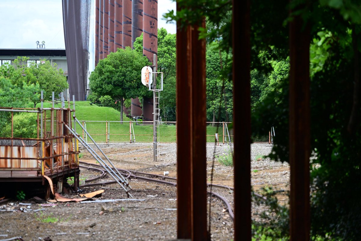 ゴルフ場裏手に残る川崎製鉄専用鉄道の廃線跡。
夏場は手前まで延びている線路が見えなくなってます。

#廃線跡