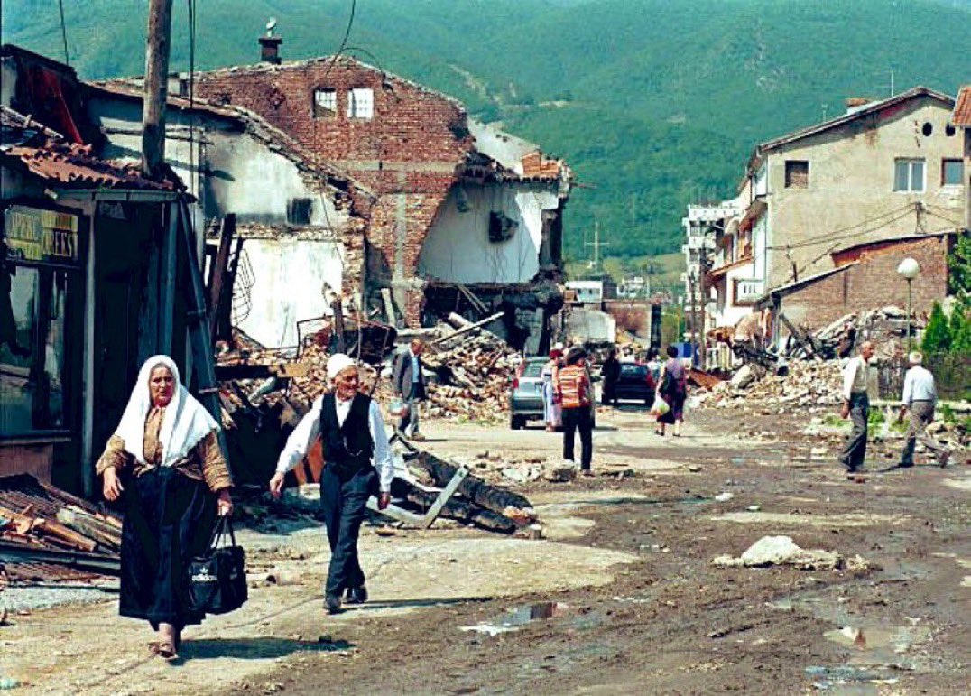 fbujupi_kosova's tweet photo. People walk the street past the destruction in Peja, Kosovo. 
August 1999.
𝙿𝚑𝚘𝚝𝚘 𝚋𝚢 𝚂𝚝𝚎𝚙𝚑𝚎𝚗 𝙹. 𝙱𝚘𝚒𝚝𝚊𝚗𝚘 https://t.co/ZAXOGny5wH