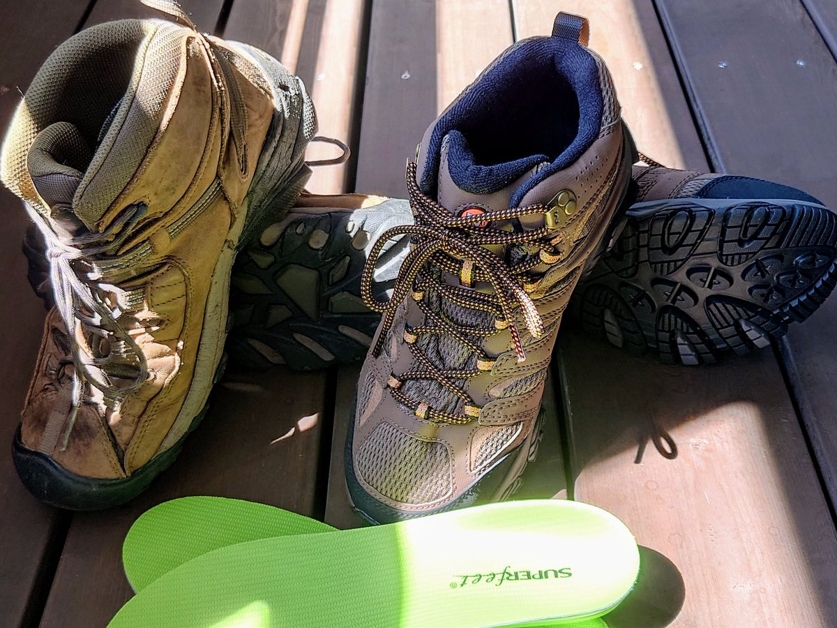 conta326's tweet image. ずっと #KEEN/ターギーIIミッドを愛用してたんですけど、ソールが弱くて2、3年でダメになっちゃいます。
今回初めてヴィブラムソール搭載の #MERREL/モアブ3シンセティックミッドを買ってみました(488g→470g)。
インソールは安定の #スーパーフィート です。
#登山 #低山 #ハイキング
