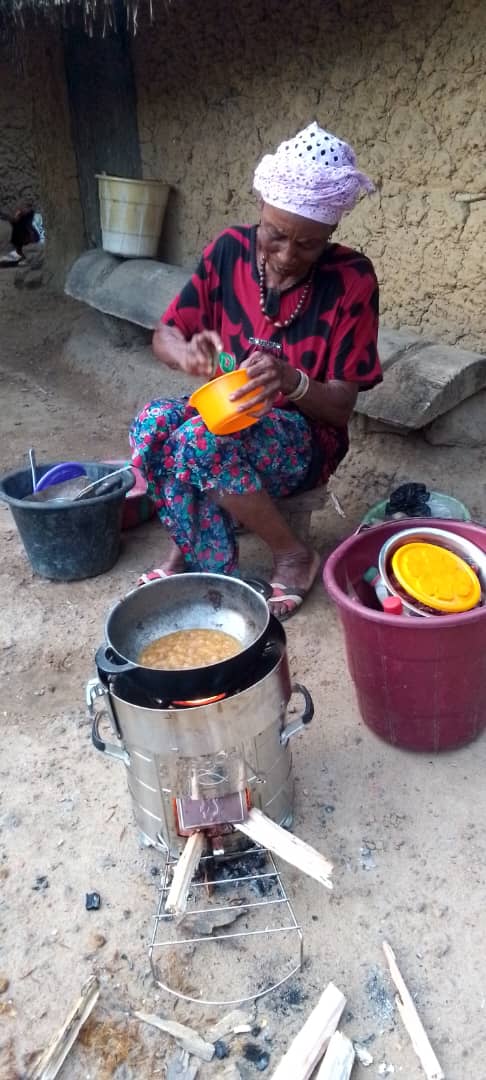 DelAguaSL's tweet photo. Our #LivɛFyn programme delivers immediate results from when households receive their stoves; firewood usage and household air pollution is drastically reduced.
Here is a 2024 report on our programme's impact to communities and the environment https://t.co/Xv6rxx6DC7 https://t.co/6hYiPHw8xQ