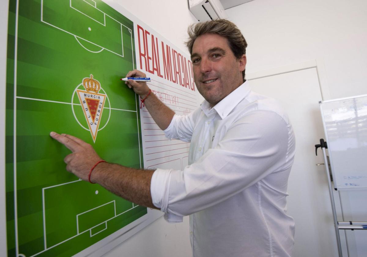 🗞️ Según <a href="/__AngelGarcia__/">Cazurreando</a>.

✍🏻 La dirección deportiva del Real Murcia tendría encima de la mesa a un lateral izquierdo sudamericano que acumula sus últimas temporadas en Europa.

👉 Es sénior.