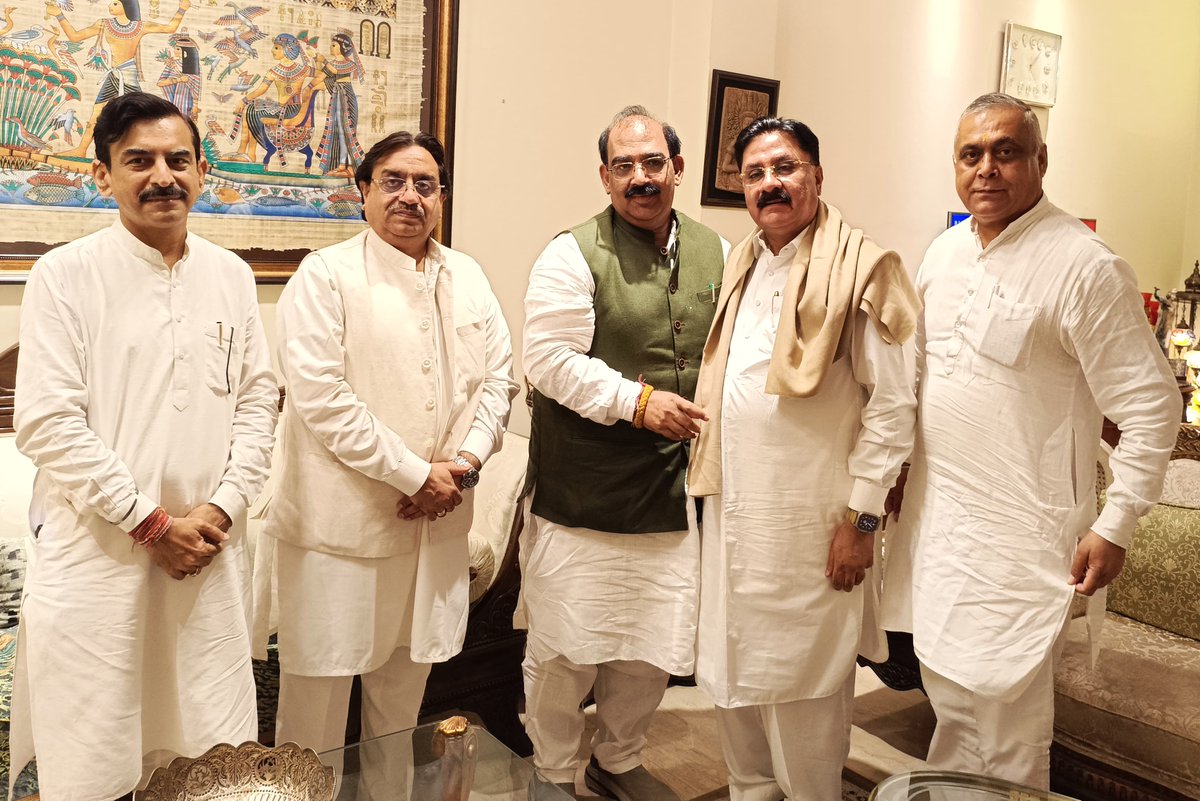 Vineet Joshi (@vineetjoshi) on Twitter photo -- कार्यकारी प्रदेश अध्यक्ष भाजपा पंजाब श्री <a href="/AshwaniSBJP/">Ashwani Sharma (मोदी का परिवार)</a> जी के साथ पंजाब केसरी, जगबाणी, हिन्द समाचार ग्रुप के जॉइंट मैनेजिंग डायरेक्टर श्री अविनाश चोपड़ा जी से भेंट की
-- प्रदेश महामंत्री श्री राकेश राठोड, प्रदेश उपाध्यक्ष श्री के.डी. भंडारी भी साथ रहे -- कार्यकारी प्रदेश अध्यक्ष भाजपा पंजाब श्री <a href="/AshwaniSBJP/">Ashwani Sharma (मोदी का परिवार)</a> जी के साथ पंजाब केसरी, जगबाणी, हिन्द समाचार ग्रुप के जॉइंट मैनेजिंग डायरेक्टर श्री अविनाश चोपड़ा जी से भेंट की
-- प्रदेश महामंत्री श्री राकेश राठोड, प्रदेश उपाध्यक्ष श्री के.डी. भंडारी भी साथ रहे