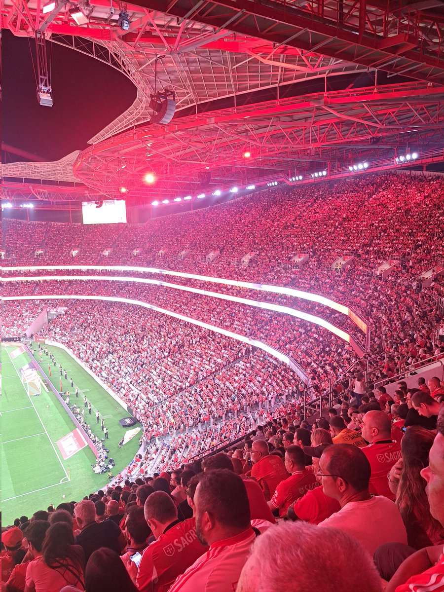 Gostei bastante dos NN ontem. Bancada cheia (em vez de estarem todos enfiados para o corredor), muito vocais e boas músicas. Que seja um grande ano para eles, para os Diabos e para uma Luz cada vez mais a abarrotar.