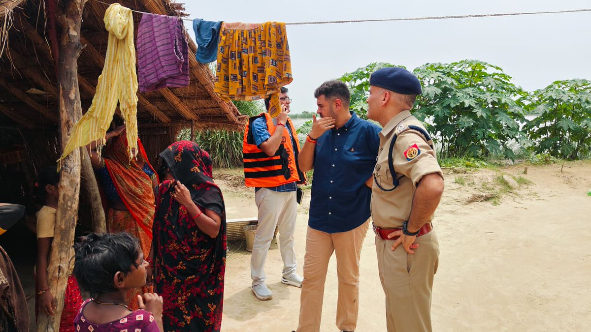 news21national's tweet photo. #Hardooi : जिलाधिकारी व पुलिस अधीक्षक ने बाढ़ग्रस्त क्षेत्रों का किया निरीक्षण

#HardoiNews #FloodRelief #ReliefDistribution #DisasterManagement #GovernmentAction #latestnews #breakingnews #news21national @dmhardoi @hardoipolice https://t.co/lcpM4dpniH