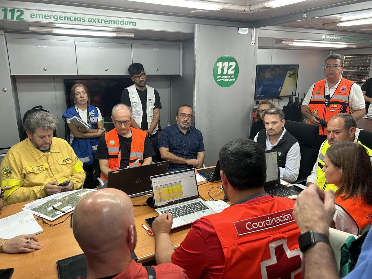 JuntaEx112's tweet photo. 🔴 El consejero de @presidenciaEXT, @Abel_Bautista, preside la reunión del #CECOPI a las 10h00 desde el Puesto de Mando Avanzado desplegado en #Jarilla para coordinar la respuesta a la #emergencia tras la activación de la situación operativa 2 del Plan #INFOCAEX y nivel 2 #INFOEX. También asiste el consejero de @MundoRural_EXT, @pacoramirez79.