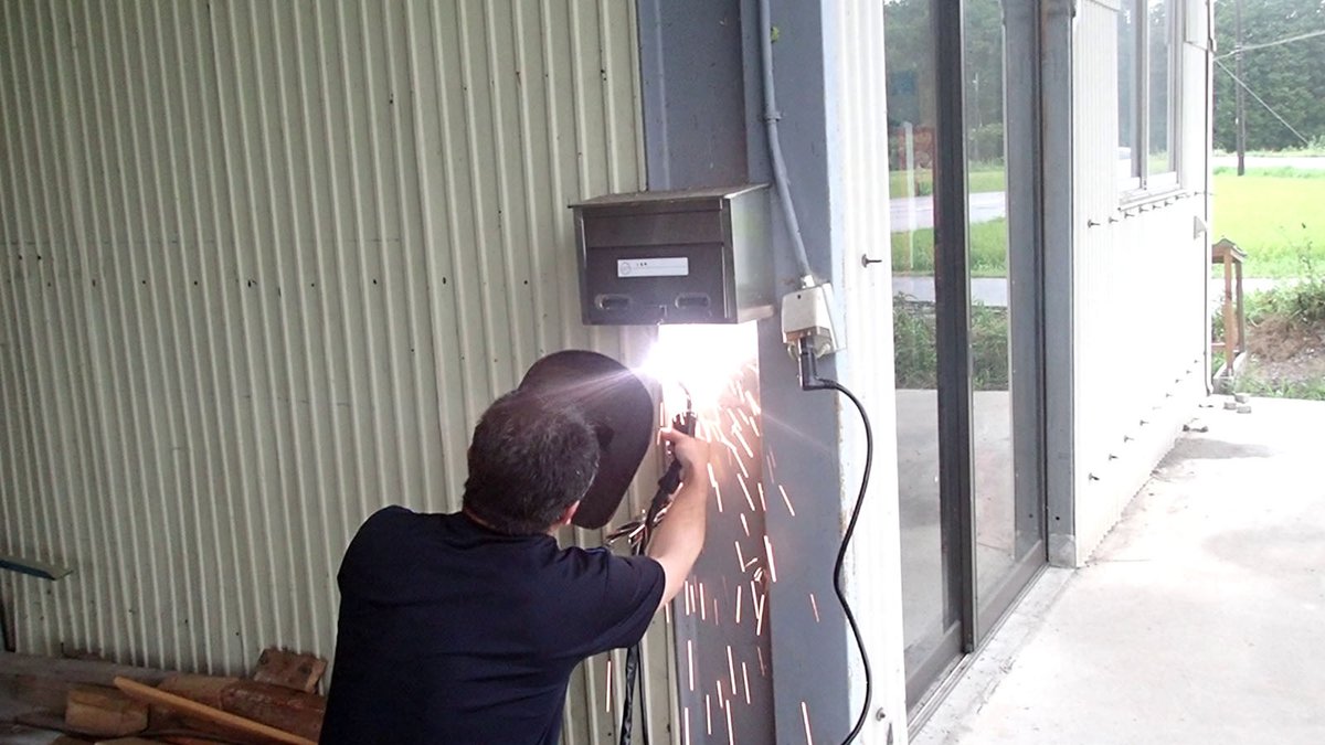 こんにちは。お盆の前、店長と私揃って休みが取れたので商品の仕入れに行ってきました。どれだけ仕入れれば良いのか、割高感を抑えて利益が確保できるのか、全てが手探りです。

工事も細かい作業が続いています