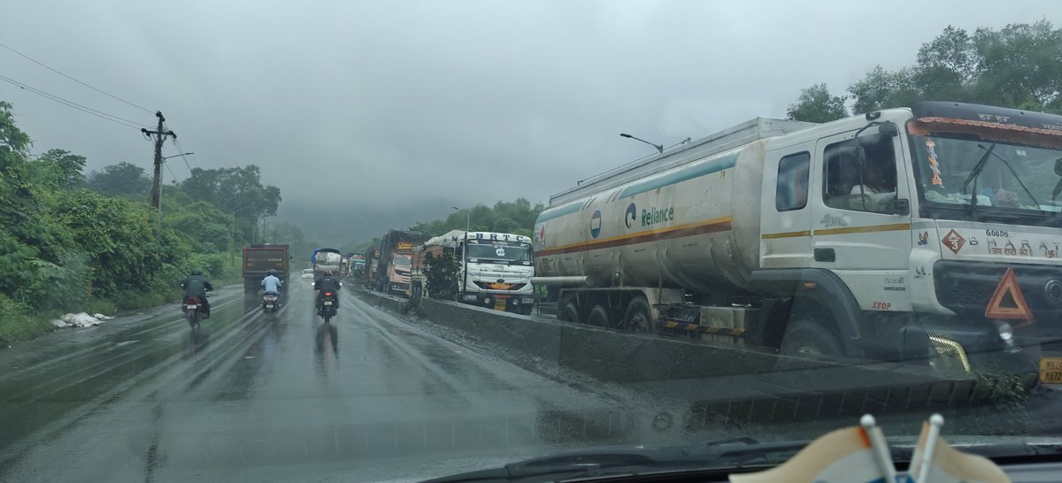 shetty_athreya's tweet image. Find the road among the craters! I wonder what work was done last weekend.. 🤔

#Ghodbunder Road - Gaimukh ghat

Major backlog of Traffic building on the route towards Mumbai. Those travelling take note