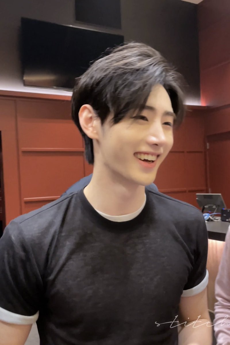 엔진만 보면 ◜◡◝♡ 이렇게 웃어주는데 이런남자 어떻게 안좋아함