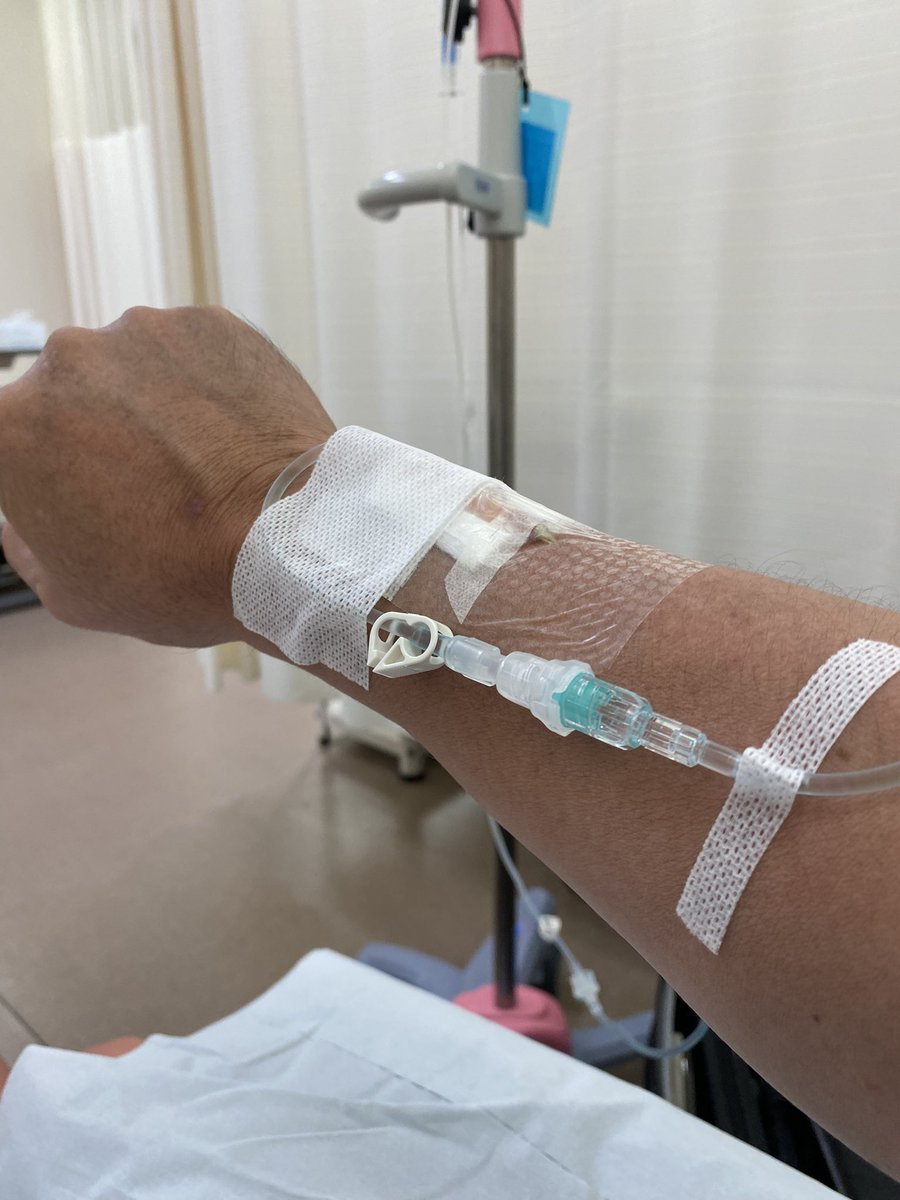 やっと治療開始。
主治医は現れず、研修医の診察受けて抗がん剤点滴始まりました。