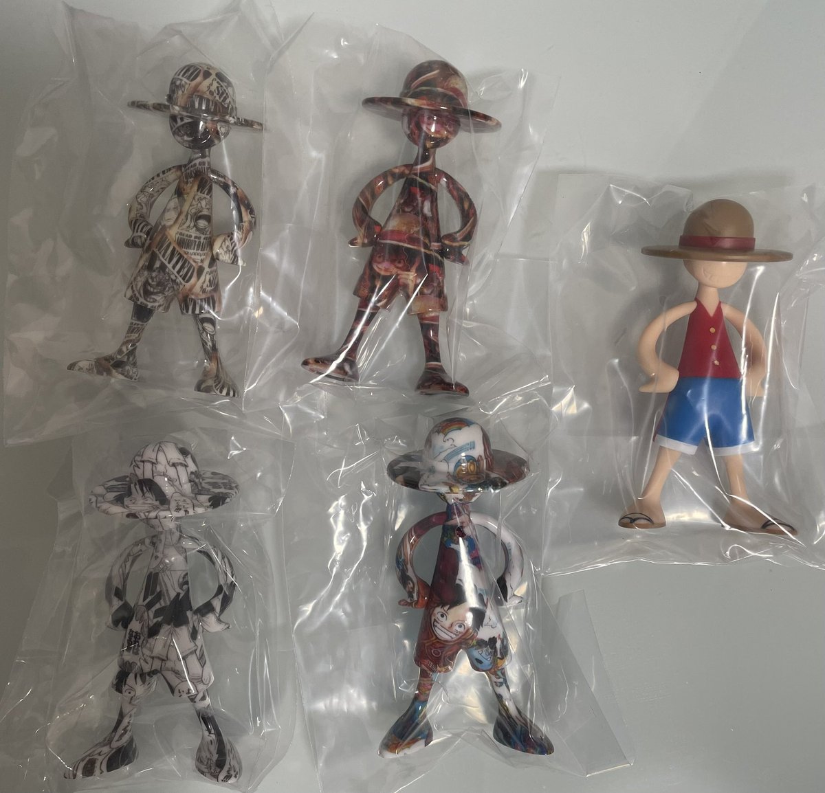 aburiengawa01's tweet photo. LUFFY’s(ルフィズ)！！
ワンピースデイで購入したものと、麦わらストアで購入したもの計5個を開封🤣
お気に入りの3体😆シークレットはルフィの顔がフィギュアの顔にハマっていて奇跡的な感じ！手配書はシャンクスとルフィが半々で良い😳

個体差があって面白いし、高級感あって良い！皆さんも是非✨ https://t.co/hEiUttbK9n