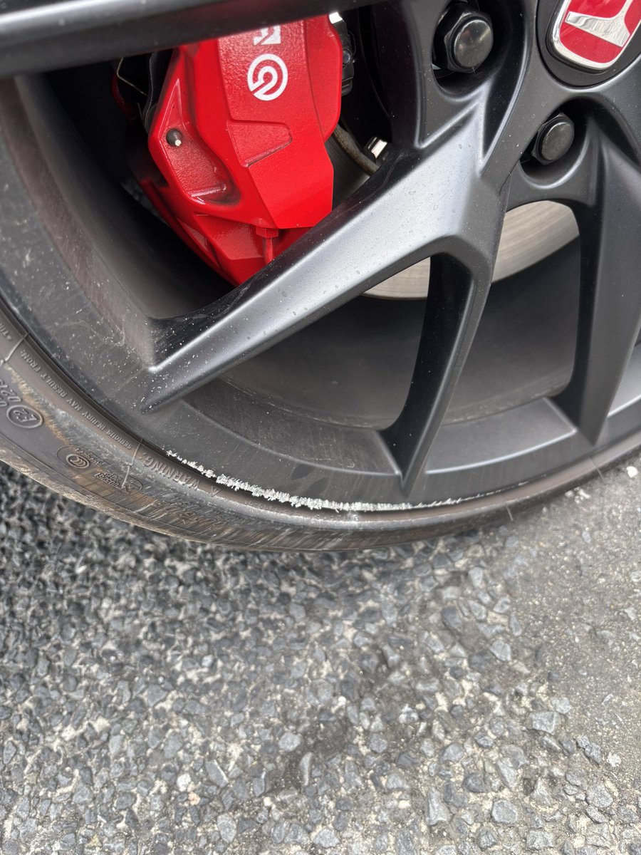 FL5__RBP's tweet photo. FL5納車から約半年で擦りました😇
しかも今日の夜シビックミーティングあるし、、、 https://t.co/7nNZF4ULhE