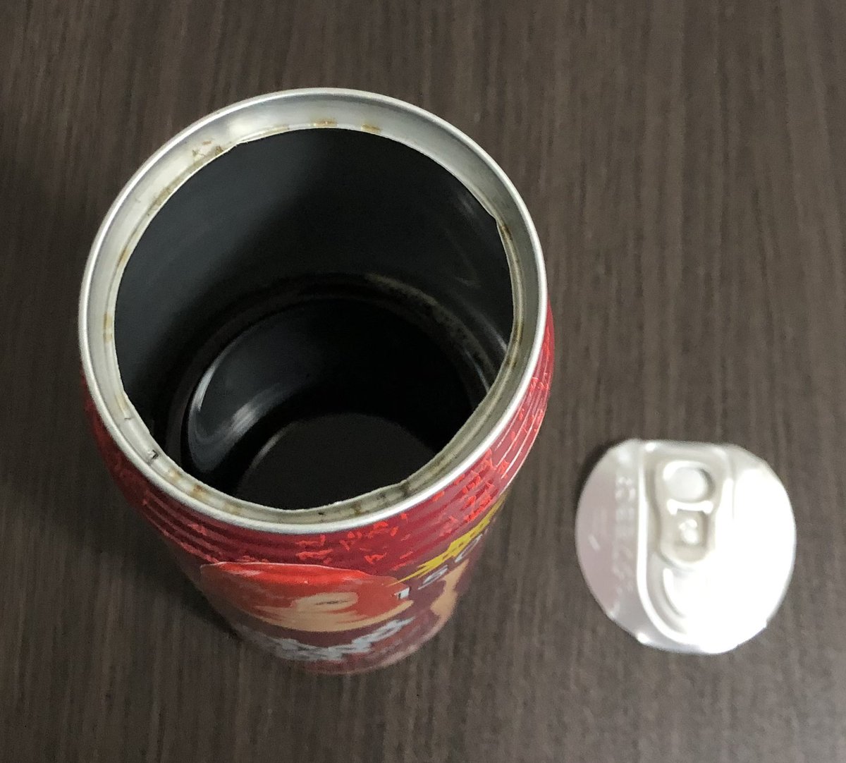 #怪談の日 #ドクターペッパー

あれは暑い夏の日だった。30年ほど前の缶が、誰も触れることなく、突然大きな音を立てて破裂した。

赤い髪の女が妖しく微笑んでいる、古びた炭酸水の缶だった。

中を覗くと黒い液体がドロリと揺れ、まるで何かがそこに潜み、こちらを見つめているように感じられた…