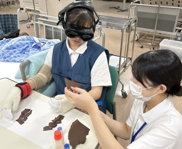後期からの臨地実習に向けて！～老年看護援助論Ⅱ
kio.ac.jp/information/20…
事例を用いて看護過程を展開し、看護計画を立案・実践しました。
模擬患者になる学生は高齢者疑似体験の装具をつけ、加齢に伴う身体的・精神的変化を体験する貴重な機会ともなりました。
#畿央大学 #看護医療学科