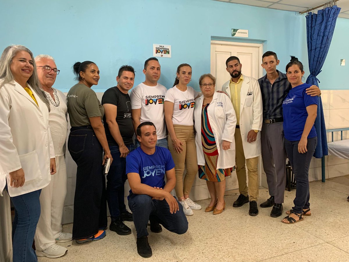 MeyvisEstevezE's tweet photo. En la tarde nos fuimos al hospital Lenin, el primero que se construyó en la región oriental tras el triunfo de la Revolución y que fuera inaugurado por #Fidel. Centro de referencia en asistencia médica, docencia e investigación, con un valioso capital humano, la mayoría jóvenes. https://t.co/9EYAcJBjQu
