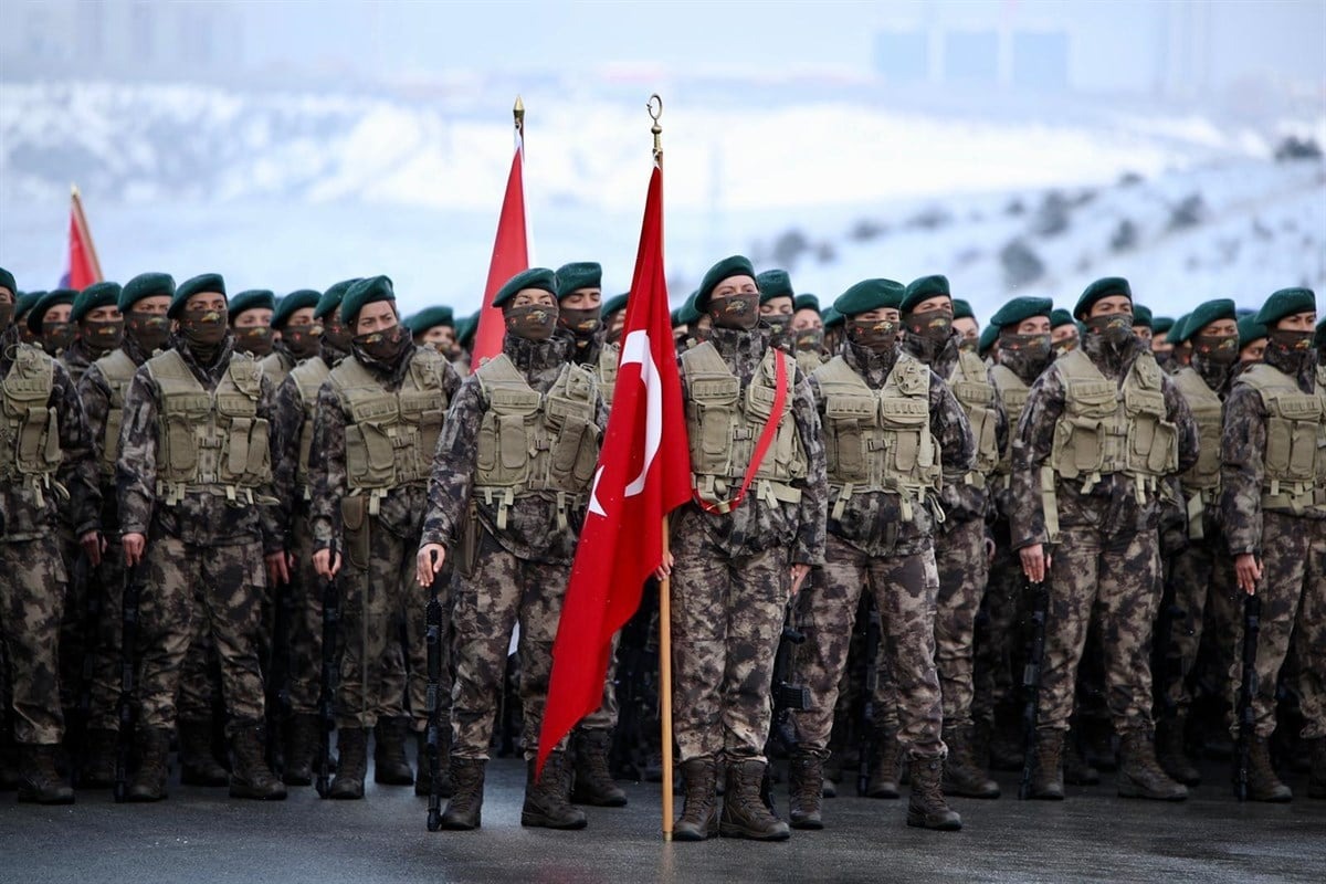 📌 Adana Özel Harekat Şube Müdürlüğü'ne görevli polis memuru Oğuzhan K.'nın, 239 adet el bombası, 59 bin adet 7.62x51 mm fişek ve 203 bin adet 9x19 mm fişeği depodan çalıp sattığı ortaya çıktı.