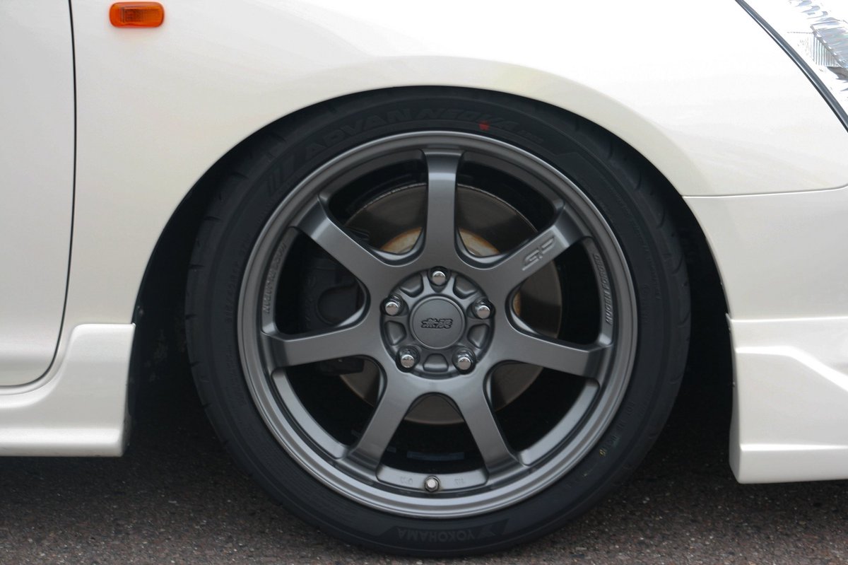 やっと車高調を買い換えて、R888Rの溝がクリリンになったのでついでにタイヤ外径変更してAD09ぶち込みました。
コーティングも落としてやり直したので、ツヤツヤになって最高です。