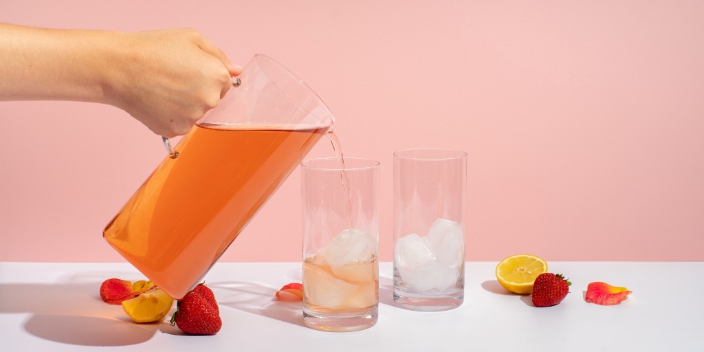 You won’t find Strawberry Lemonade Iced Tea at your average lemonade stand! 🍓🍋

Our Strawberry Lemonade Iced Tea blends bold black tea with juicy strawberries &amp; lemon for a refreshing twist. 🔆

adagio.com/iced/strawberr…