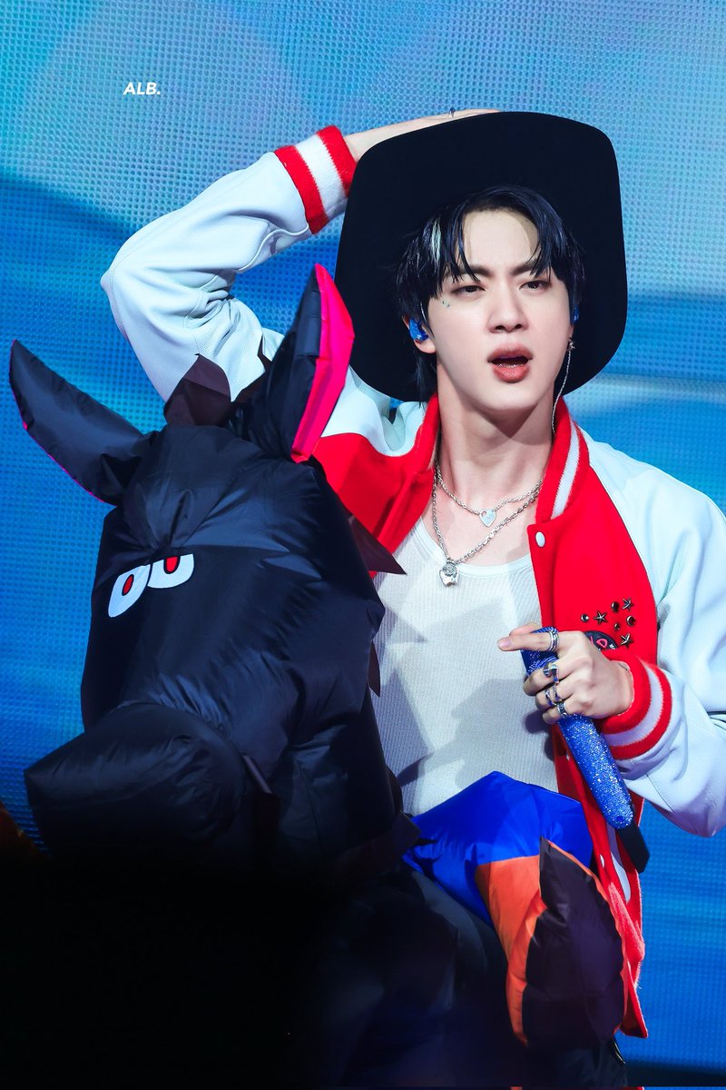 peruvianseokjin's tweet photo. An artist doesn't perform a concert to pretend to be mature or sexualize his image out of desperate attention (leave that to the losers).
An artist seeks to see his audience happy &amp; offers a quality show by breaking the rules of the common and boring... as Jin did successfully. https://t.co/6vgQI1NTek