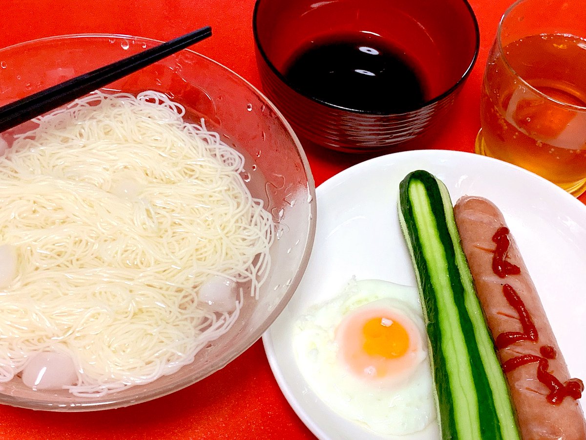 そうめんポストがたくさん流れてきてそうめん食べたくなりすぎました(つ∀｀).+°ｏ*。.

めんどいので
・きゅうり切らない
・ハム切るのめんどいからたまたまあったフランクフルト
・卵薄焼きめんどいからレンチン目玉

一個だけ絶対譲らないのは

素麺はキンキンに冷えた氷水に入れるー！！！！！！