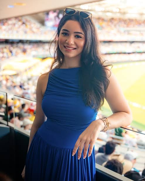 KantInEastt's tweet photo. Sara and Arjun Tendulkar grew up in the same home, but society dumped all the cricket expectations on Arjun, so today, Sara rules Instagram while Arjun quietly carries the surname’s weight https://t.co/CLQgwQWP8z