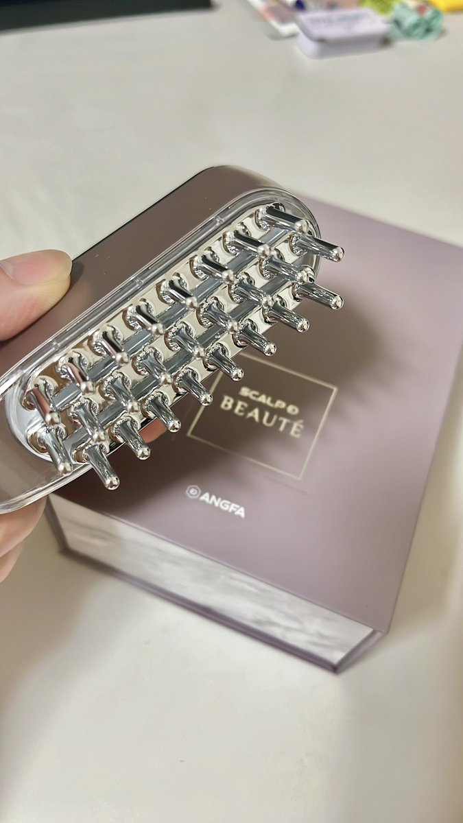y_h_102's tweet photo. お手頃価格だったので最初に買ってみたEMSブラシ⚡️
LEDが2種類付いていて自動停止機能ありです。

お値段的に文句はあまり言えませんが、慣れてくるとEMSレベルが弱く感じてきたので、刺激弱めが好きな人にはオススメです！
#アンファー
#美顔器
#EMSブラシ
#美容好き
#自分磨き
#スキンケア
#敏感肌 https://t.co/z8aIyz9Nyg