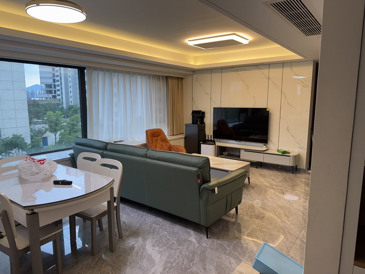 租房可太难了，终于定下了杭州的房子，马上就要搬离成都了。成都的房东人很好，沙发被猫抓坏了，我想买下来，房东说扔掉就行，她自己来买，押金也要退给我。