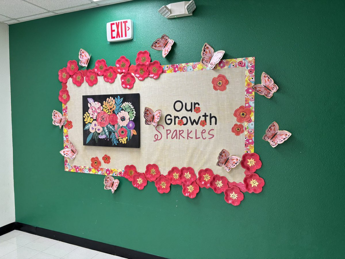 JuanCordobaDISD's tweet photo. Awesome start of the school year at the Thunderbird Nation with @BrennionKelly! Beautiful welcoming environment and organized materials that set the tone for a fantastic year. Our students are ready and excited to learn. #dallasISDFirstDay #legacystartshere
@Region6_DISD https://t.co/kHD0gniRl2