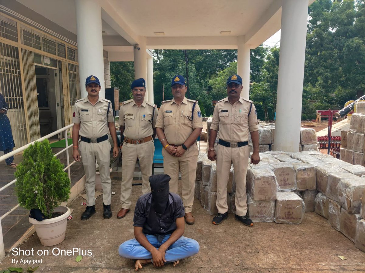 SP_AgarMalwa's tweet photo. 🚨 आगर-मालवा पुलिस की बड़ी कार्रवाई
पुष्पा मूवी स्टाइल तस्करी का भंडाफोड़!
1004 पेटियां (9036 BL) ब्रांडेड अंग्रेजी शराब बरामद, मशरुके की कीमत ₹2 करोड़ 4 लाख 57 हजार।
चंडीगढ़ से गुजरात जा रही थी खेप, 1 आरोपी गिरफ्तार।
#MPPolice #Agarmalwa #LiquorSeizure #PoliceAction #CrimeNews https://t.co/PXXAAbbS6J