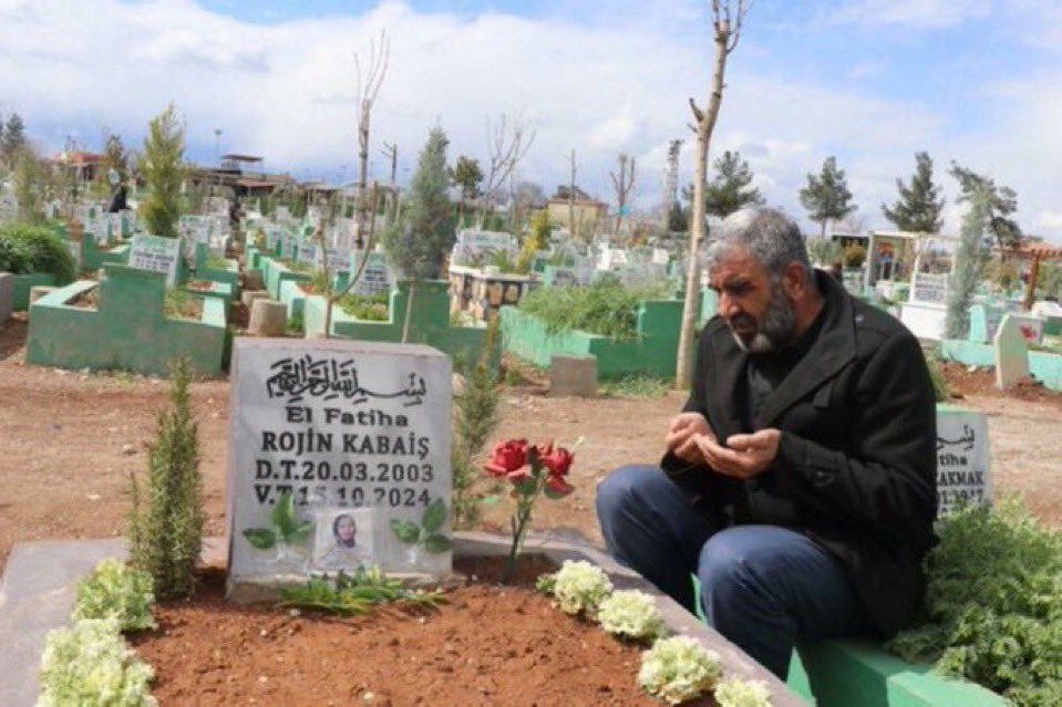 Bir baba kendini toplumun vicdanına emanet etmiş, yanında  “meşhur” ve hatırlı avukatları olmadan kızının katilleri bulunsun diye mücadele ediyor. 
Yeni bulgular gösteriyor ki, Rojin intihar etmedi. Katilleri bulununcaya kadar #RojininKatilerNerede diye sormaya devam edeceğiz.