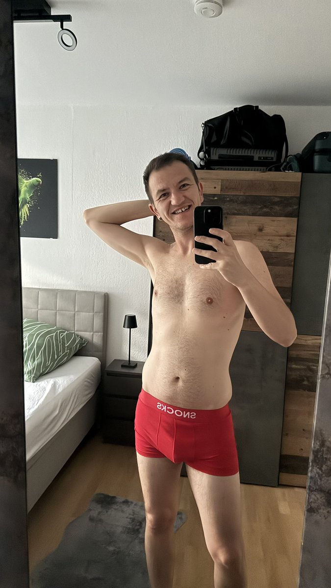 Guten Morgen. Dann wollen wir mal in den heißen Mittwoch starten. Das wäre ja dann das passende Outfit dafür. Viel trinken nicht vergessen 👆